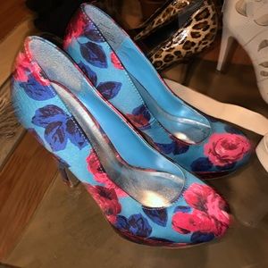 Women’s flowered heel